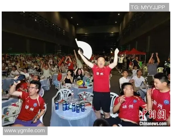 当足球明星突然出现时球迷们的狂欢与惊喜瞬间点燃全场热情